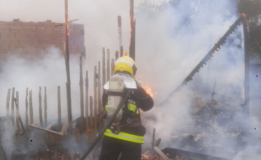 Incêndio destrói casa de madeira em São João do Sul