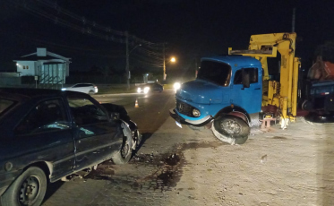Forquilhinha: colisão entre carro e caminhão deixa homem de 58 anos ferido