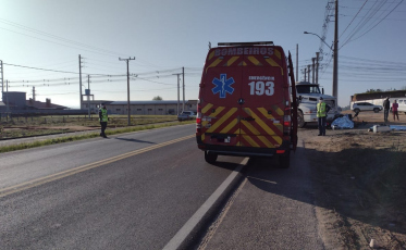 Colisão entre moto e carreta deixa duas pessoas mortas em Morro da Fumaça