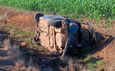 Capotamento de veículo deixa condutor preso nas ferragens em Turvo