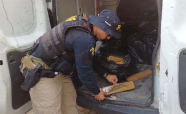 Furgão com placas clonadas é flagrado com 250 kg de maconha na BR-101 em Imbituba