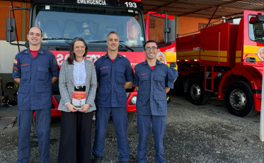Sobrevivente de explosão visita bombeiros para agradecer equipe