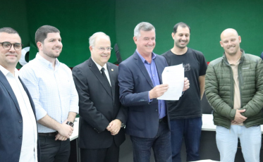 Prefeitura assina lei e reduz número de imóveis irregulares no entorno do rio Criciúma