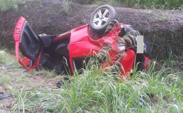 Carro capota na SC-447, em Meleiro