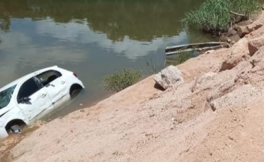 Bombeiros encontram corpo de idoso e carro no fundo do Rio Capivari