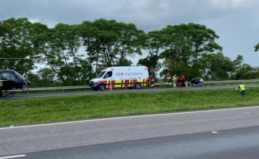 Carro argentino bate na BR-101, em Içara, e mulher morre