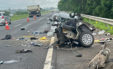 Carro argentino bate na BR-101, em Içara, e mulher morre