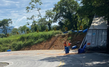 Acidente com caminhão de produto químico interdita Serra Dona Francisca