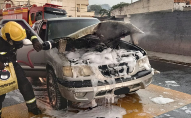 Carro pega fogo no Operária Nova, em Criciúma