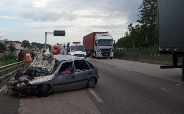 Carro em alta velocidade capota na BR-101 em Laguna