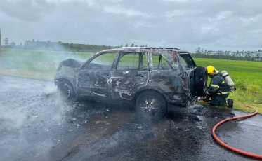 Içara: motorista percebe motor do carro pegando fogo enquanto dirige