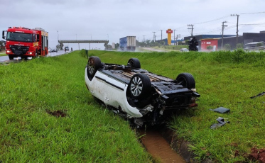 Içara: dois adultos e uma criança ficam feridos em acidente na BR-101