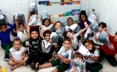 Alunos de Forquilhinha recebem material escolar e uniformes para o ano letivo