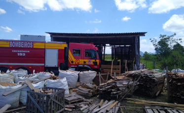 Madeireira pega fogo no Mãe Luzia, em Criciúma