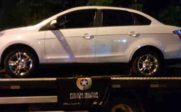 Homem é flagrado com carro furtado na garagem em Criciúma 