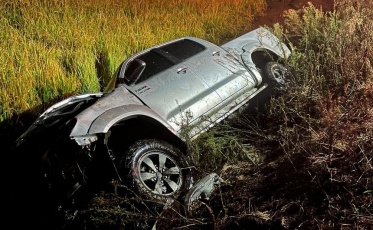 Forquilhinha: caminhonete sai da pista, cai em vala e condutor fica ferido