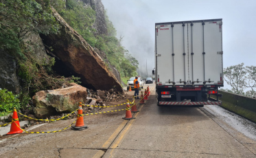 Trânsito flui em meia pista na Serra do Rio do Rastro