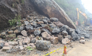 Trabalhos de extração de rocha na Serra do Rio do Rastro prosseguem