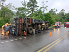 Após colidir em carro, caminhão capota na SC-108 em Urussanga 