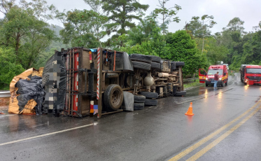 Após colidir em carro, caminhão capota na SC-108 em Urussanga 