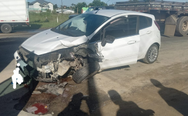 Acidente entre carro e caminhão deixa motorista ferida em Içara