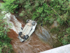 Lauro Müller: carro cai de ponte de 30 metros de altura e motorista fica ferido
