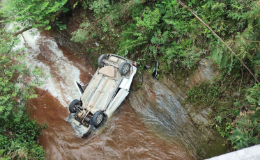 Lauro Müller: carro cai de ponte de 30 metros de altura e motorista fica ferido