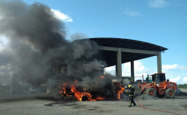 Caminhão pega fogo na usina de asfalto, em Criciúma