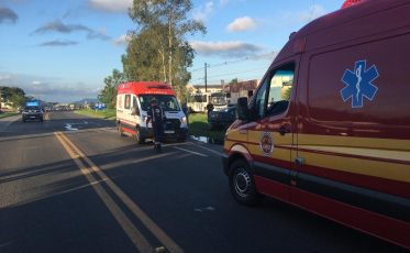 Acidente entre carro e caminhão deixa três feridos em Araranguá