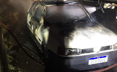 Carro pega fogo na BR-101 em Araranguá