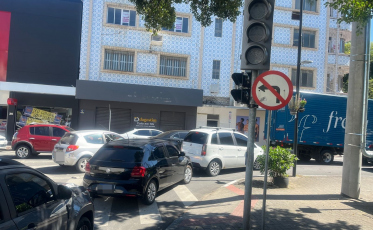 Estouro em transformador causa congestionamento no Centro de Criciúma