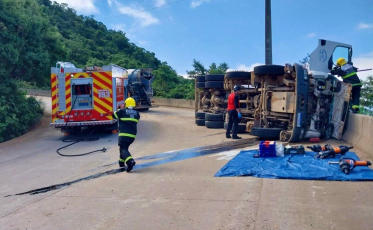 Caminhoneiro fica ferido após tombamento na Serra da Rocinha