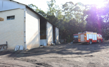 Incêndio em pavilhão mobiliza bombeiros em Içara