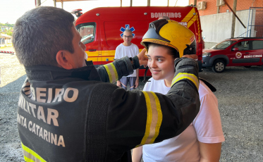 Batalhão dos Bombeiros de Criciúma recebe Associação de Pais e Amigos de Autistas
