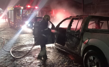 Caminhonete pega fogo em Içara