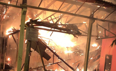 Oficina de cerâmica é destruída por incêndio na BR-101 (FOTOS e VÍDEOS)