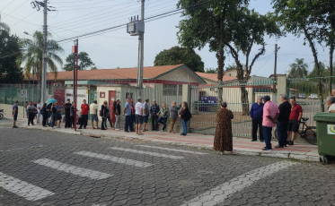 ((Fotos e vídeos)) Eleições 2024: Filas já se formam nas escolas de Criciúma