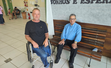 Sem obrigação, aposentados pretendem passar o dia no local de votação