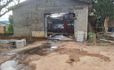 Incêndio destrói depósito de materiais de construção em Sombrio