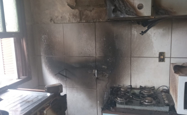 Duas pessoas ficam feridas em incêndio que atingiu casa no Balneário Rincão