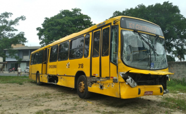 Acidente com três veículos envolvendo ônibus deixa um ferido em Criciúma
