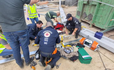 Após queda de 10m de altura, trabalhadores precisam ser resgatados de helicóptero