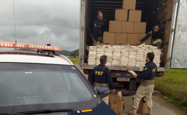 Caminhão é interceptado com 1,3 tonelada de cocaína na BR-101 em Itajaí