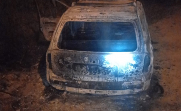 Incêndio em via pública deixa carro destruído no Balneário Rincão