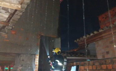 Incêndio atinge casa em Criciúma