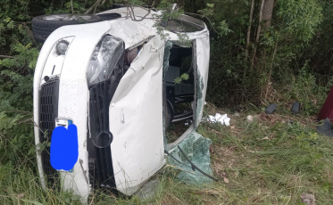 Capotamento na Via Rápida deixa motorista hospitalizada em Criciúma