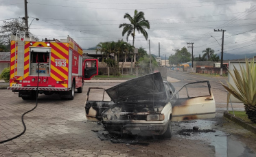 Incêndio em veículo é contido por populares em Timbé do Sul