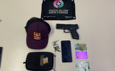 Homem com tornozeleira eletrônica é preso em flagrante após roubo em Criciúma