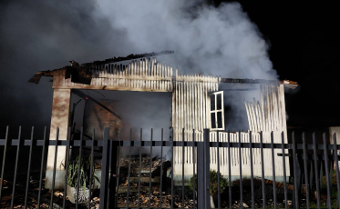 Criciúma: Incêndio destrói casa e mobiliza equipes em Criciúma