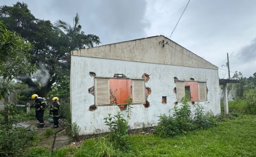 Incêndio atinge casa abandonada em Criciúma